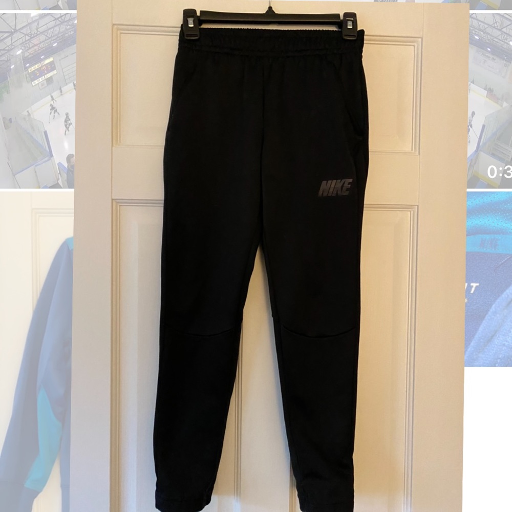 Boys Size Medium Nike Therma-fit joggers.